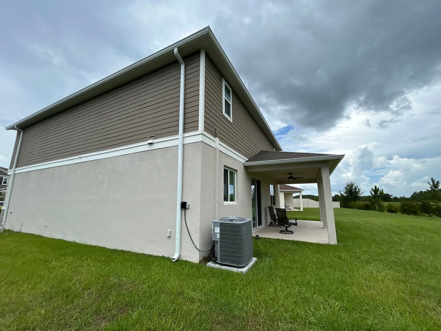 30 Degree White seamless gutters and 3x4 downspout on the side of a Land O' Lakes FL home